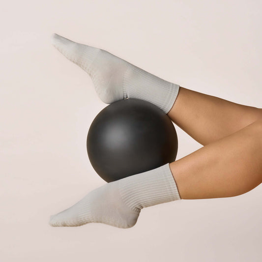 ÔWEAR Essentials Pilates Grip Socks in Grey, view 2