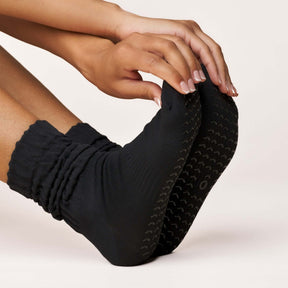 ÔWEAR Scrunch Pilates Grip Socks in Black, view 3