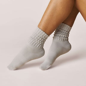 ÔWEAR Scrunch Pilates Grip Socks in Grey