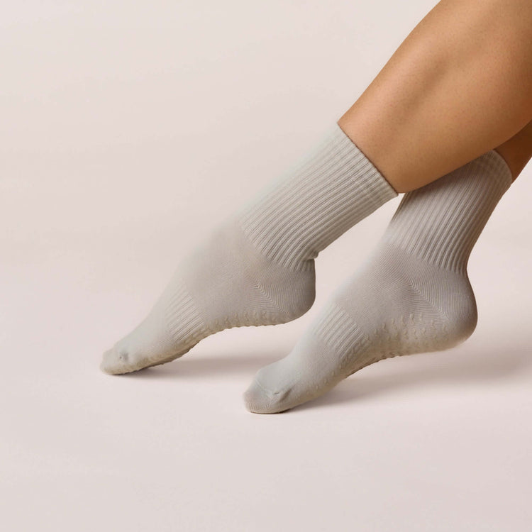 ÔWEAR Essentials Pilates Grip Socks in Grey