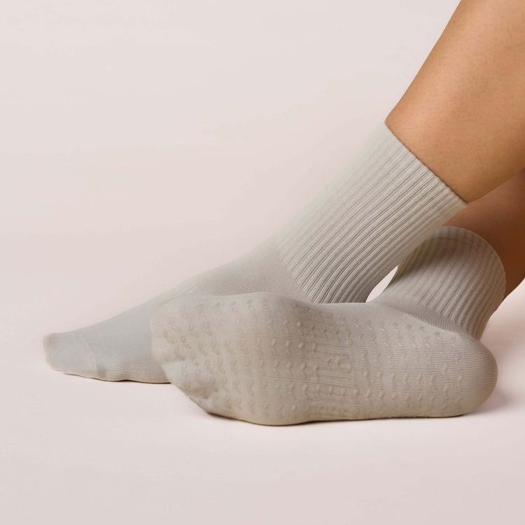 ÔWEAR Essentials Pilates Grip Socks in Grey, view 3