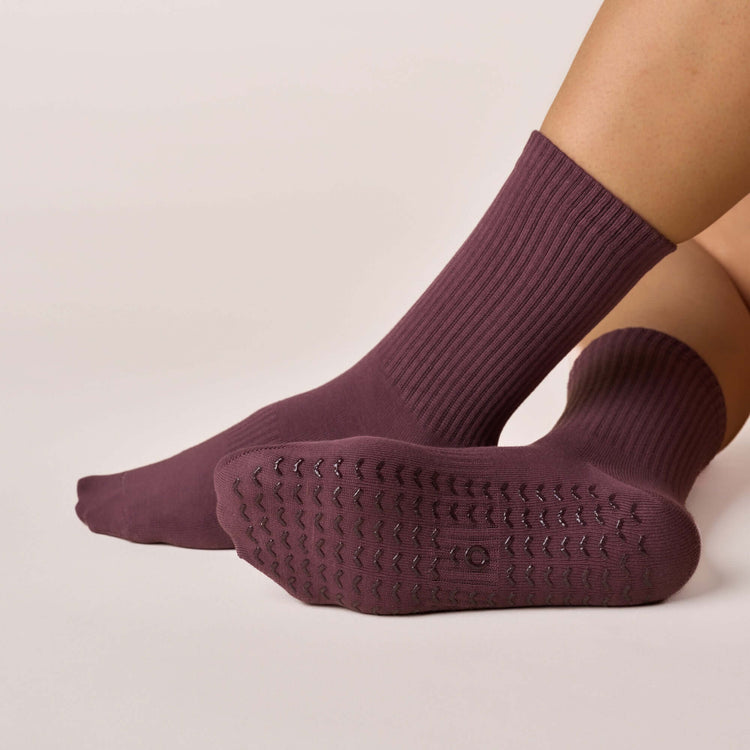 ÔWEAR Essentials Pilates Grip Socks in Magenta, view 3
