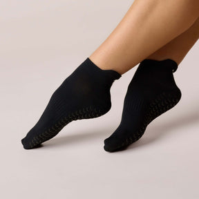 ÔWEAR Low Rise Pilates Grip Socks in Black