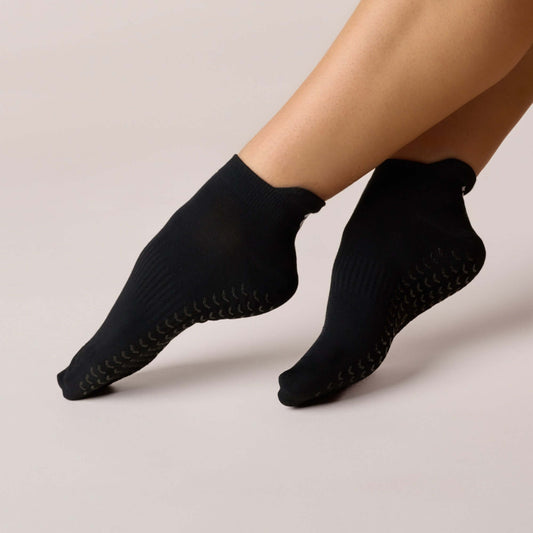 ÔWEAR Low Rise Pilates Grip Socks in Black