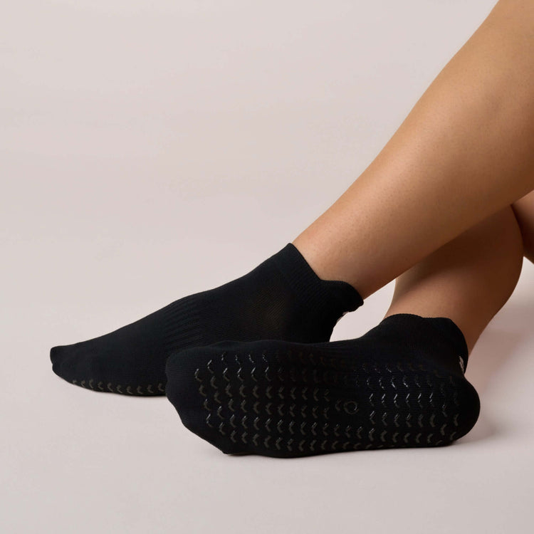 ÔWEAR Low Rise Pilates Grip Socks in Black, view 3