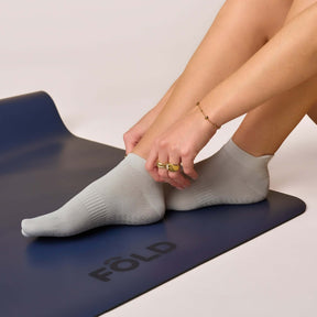 ÔWEAR Low Rise Pilates Grip Socks in Grey, view 2