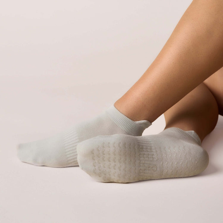 ÔWEAR Low Rise Pilates Grip Socks in Grey, view 3