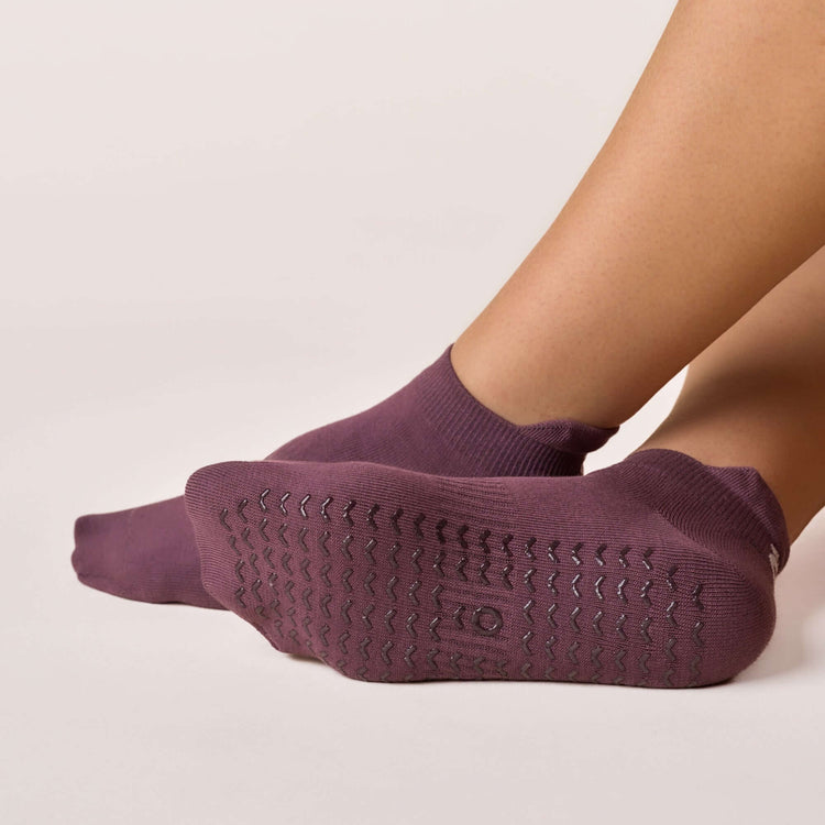 ÔWEAR Low Rise Pilates Grip Socks in Magenta, view 3