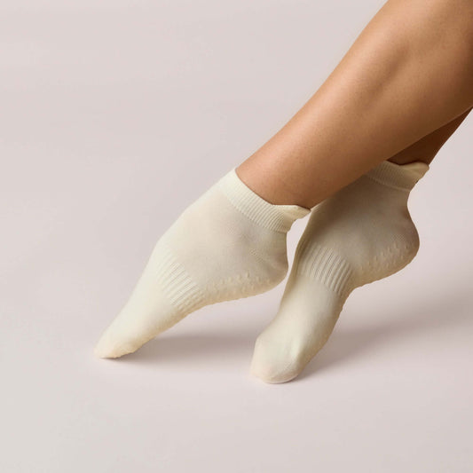 ÔWEAR Low Rise Pilates Grip Socks in Off White