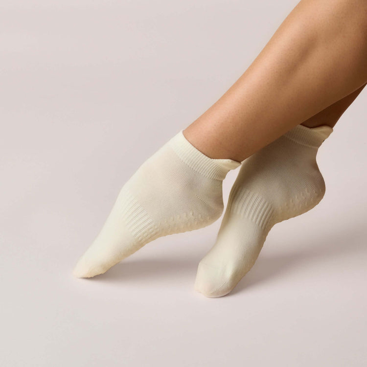 ÔWEAR Low Rise Pilates Grip Socks in Off White
