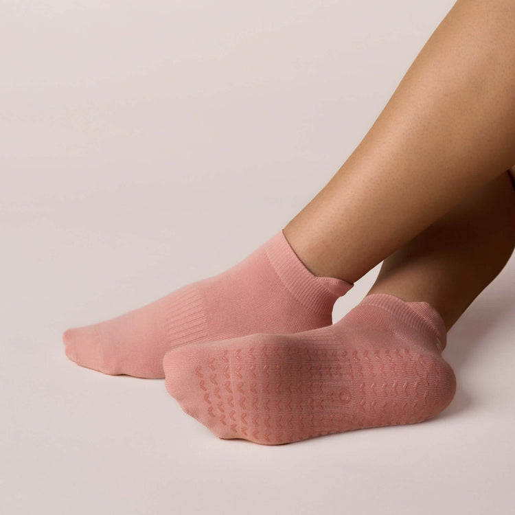 ÔWEAR Low Rise Pilates Grip Socks in Rose, view 3