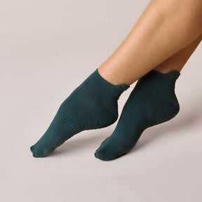 ÔWEAR Low Rise Pilates Grip Socks in Forest Green
