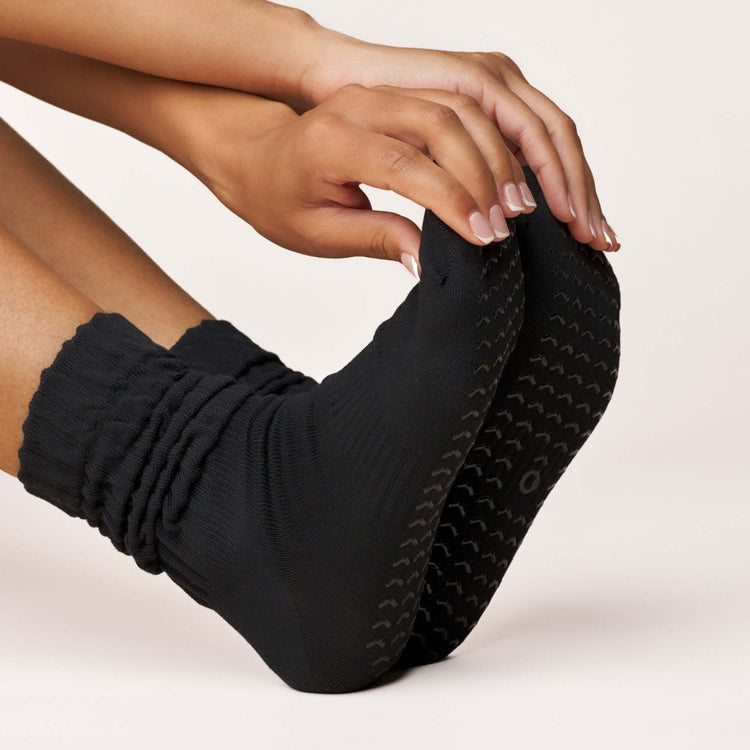 ÔWEAR Scrunch Pilates Grip Socks in Black, view 3