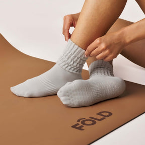ÔWEAR Scrunch Pilates Grip Socks in Grey, view 2