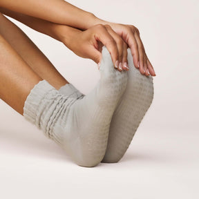 ÔWEAR Scrunch Pilates Grip Socks in Grey, view 3