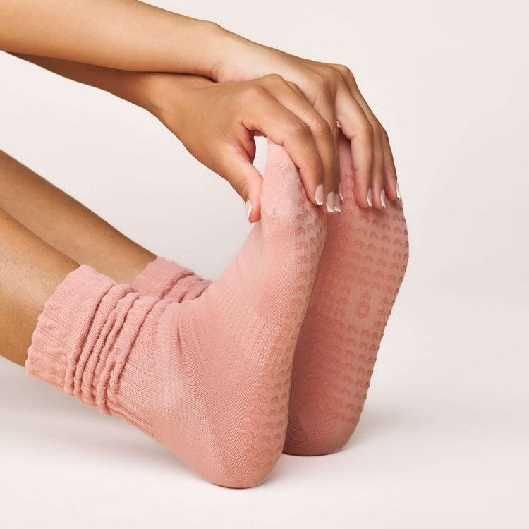 ÔWEAR Scrunch Pilates Grip Socks in Rose, view 3